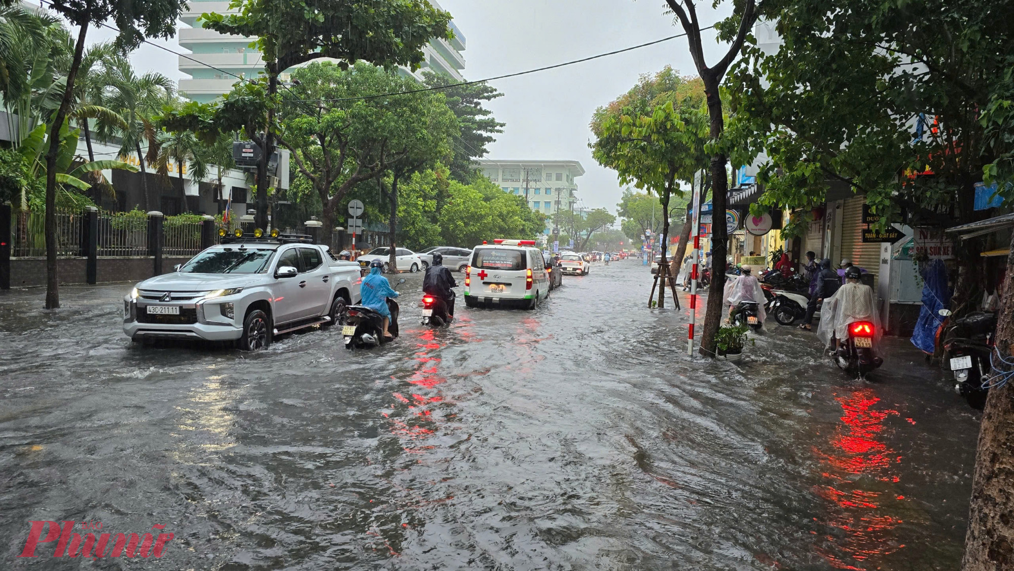 'Vừa vào đường Quang Trung thì xe bị chết máy nên phải dắt bộ. Nước ngập sâu cộng với sóng dạt do các xe lớn gây ra khiến tôi nhiều lần suýt ngã”, người dân than thở.