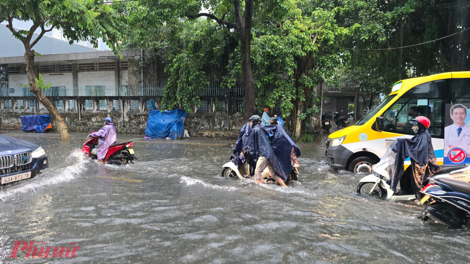 Sáng 18/9, theo ghi nhận  tại trung tâm thành Đà Nẵng, các tuyến đường như Nguyễn Văn Linh, Núi Thành, Nguyễn Tri Phương, Hàm Nghi, Quang Trung…bị ngập nước.