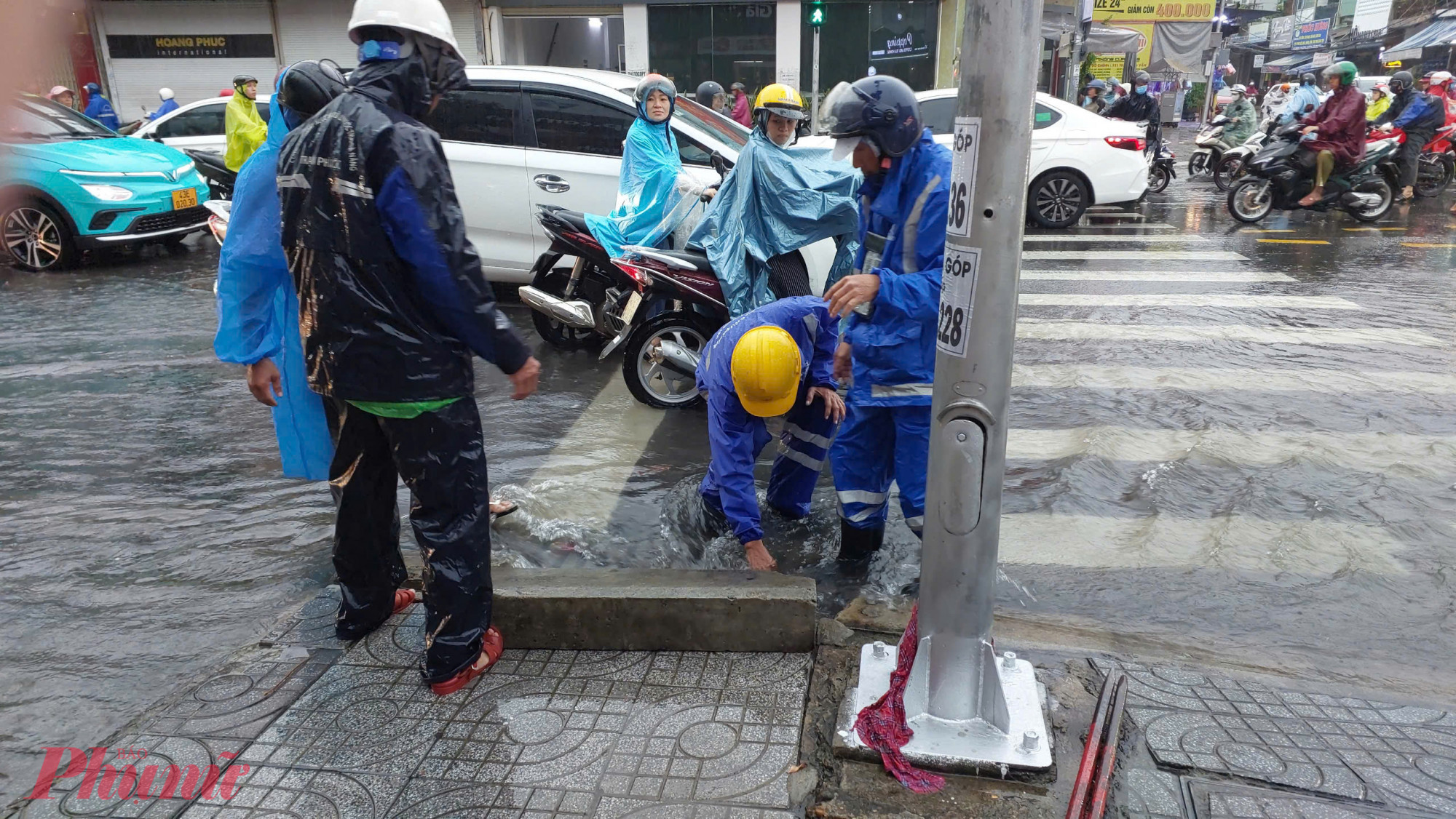 Hiện, Đà Nẵng đã cho tổ chức chốt chặn tại các khu vực ngập lụt, ngập sâu, nước chảy xiết, khu vực có nguy cơ sạt lở đất đá…không cho người dân đi vào các khu vực nguy hiểm. Nghiêm cấm người dân, phương tiện đi lại tại các khu vực ven sông, suối, hồ đập và các khu vực ngập lụt để đánh bắt thuỷ sản…