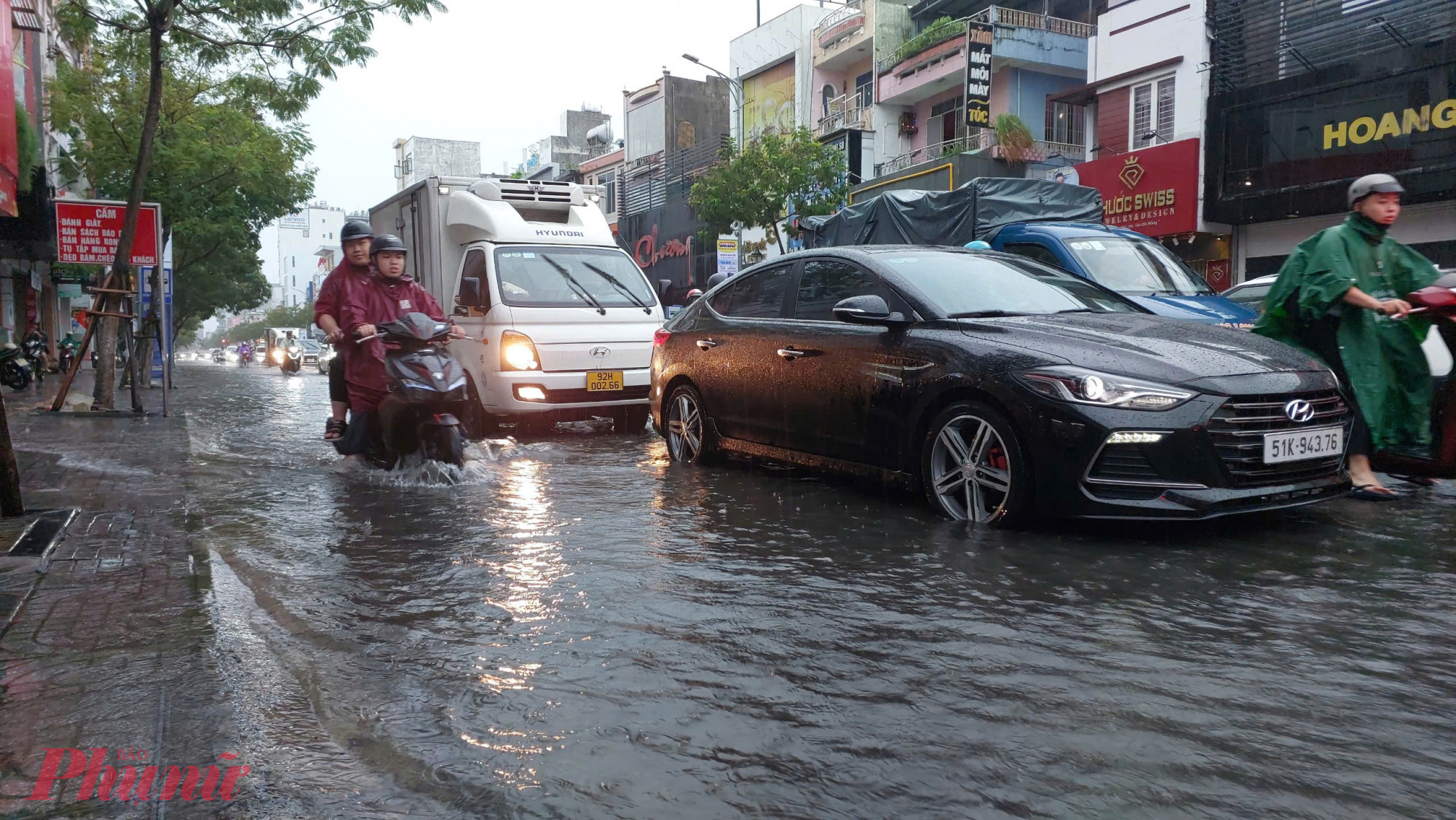 Thời điểm ngập đúng vào giờ cao điểm, nhiều phương tiện chết máy, lưu thông khó khăn.