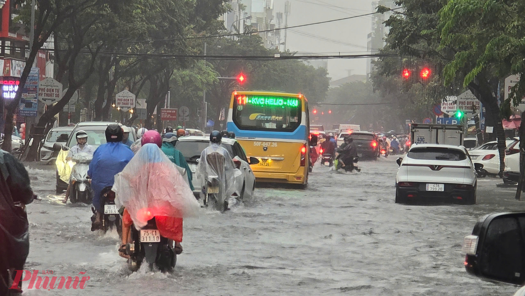 Ngập úng đúng vào giờ cao điểm nên hàng dài phương tiện nối đuôi, bì bõm qua chỗ ngập trên đường Hàm Nghi và các tuyến đường xung quanh hồ Thạc Gián, hồ Hàm Nghi (quận Thanh Khê, TP Đà Nẵng).