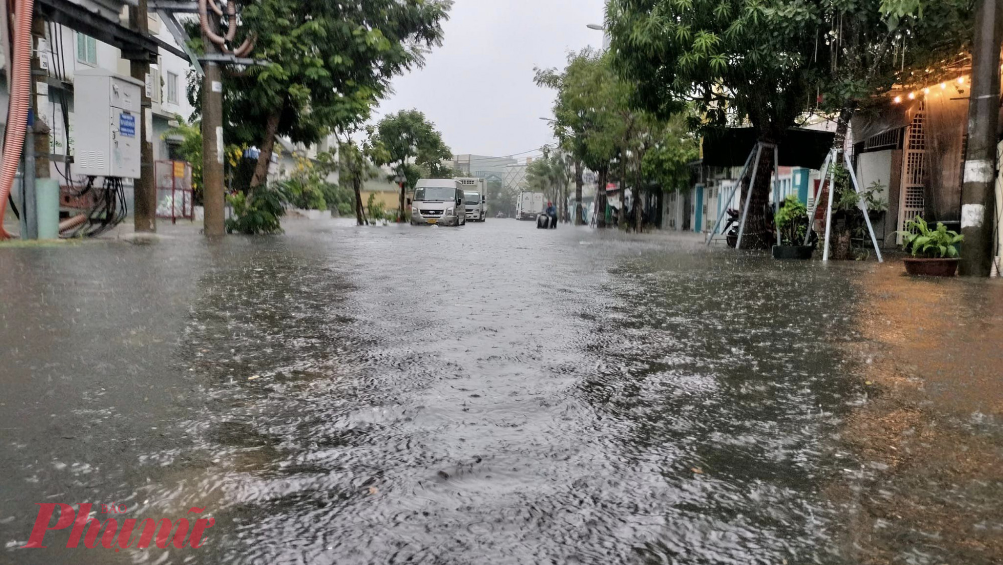 Tại quận Sơn Trà, dù bên biển bên sông nhưng khắp các tuyến đường Trần Thánh Tông, Vân Đồn, Bùi Dương Lịch…vẫn bị ngập cao. Trước tình hình trên, anh Nguyễn Thành, người dân phường Nại Hiên Đông, quận Sơn Trà quyết định cho con nghỉ học ở nhà.