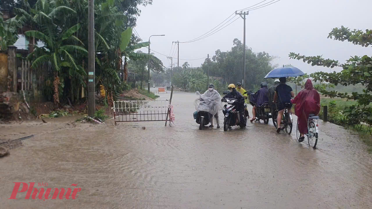 Học sinh quận Cẩm Lệ tan học về nhà đi qua một khu vực bùn sạt lở vào trưa nay, 18/9