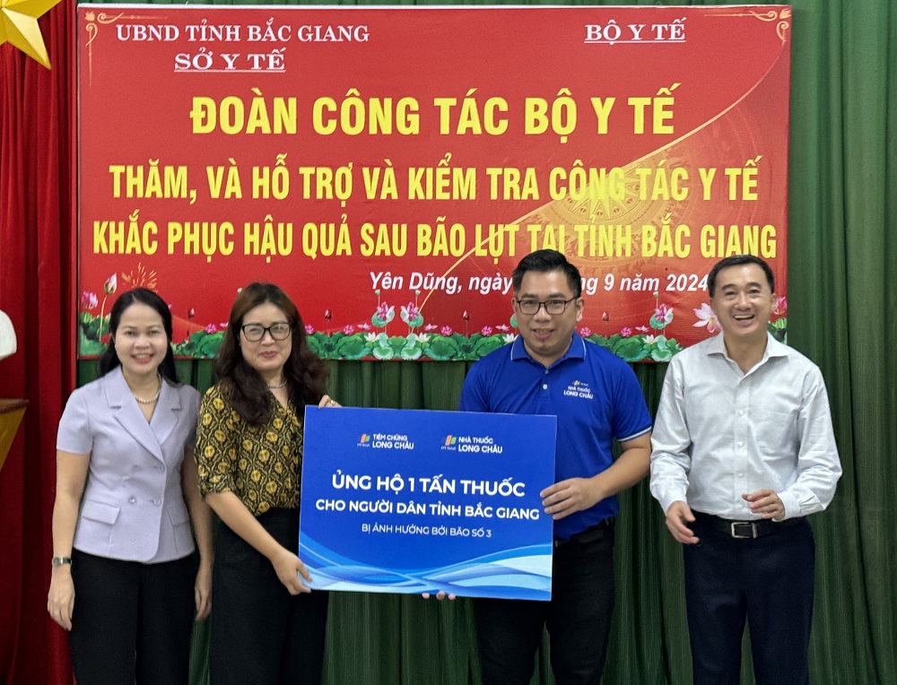 GS.TS Trần Văn Thuấn - Thứ trưởng Bộ Y tế làm trưởng đoàn đã đến tỉnh Bắc Giang thăm, hỗ trợ và kiểm tra công tác y tế, khắc phục hậu quả sau bão lụt - Ảnh: FPT Long Châu