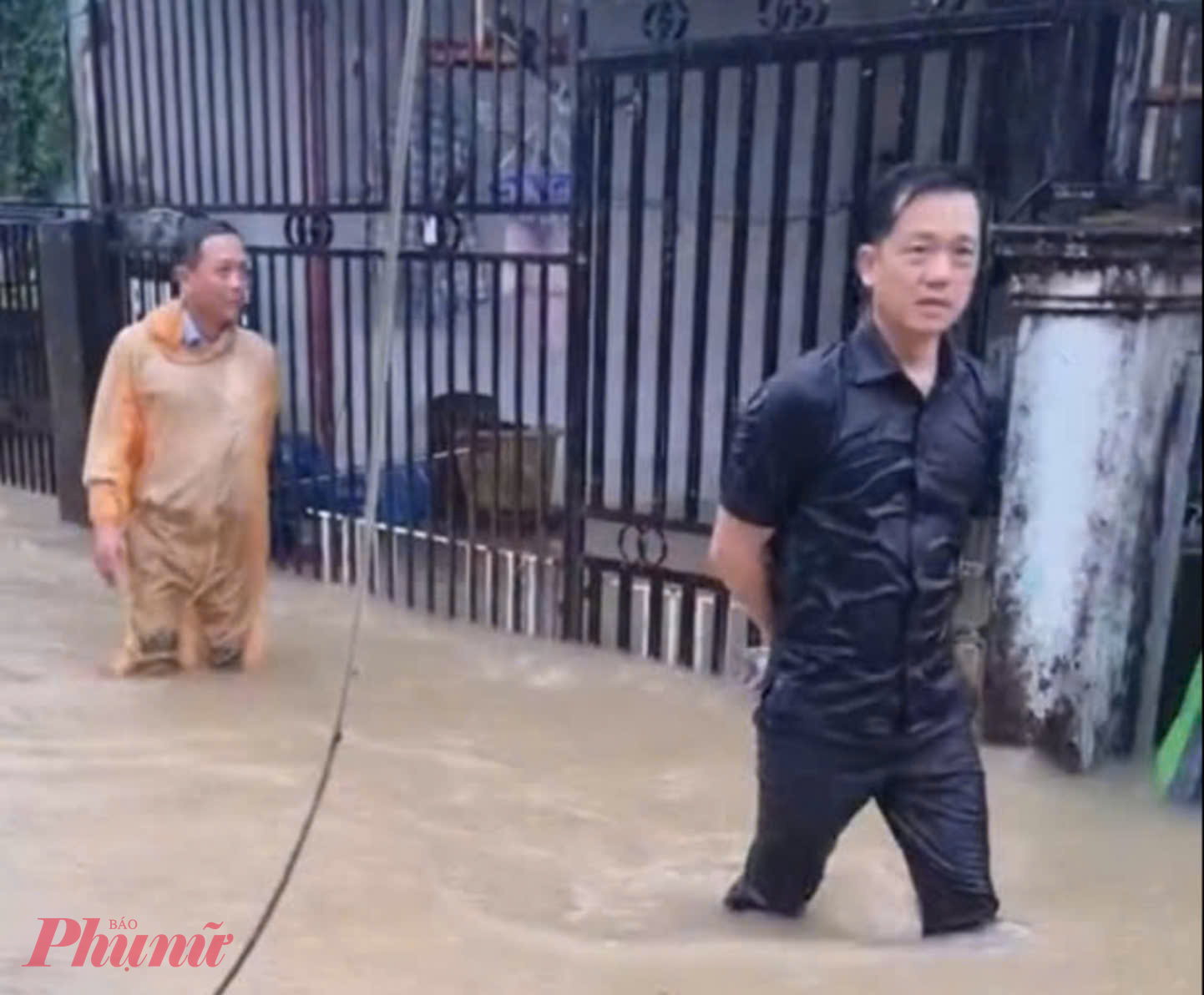 Ông Trần Minh Khoa - Chủ tịch UBND TP Phú Quốc dầm mưa đi khảo sát vùng bị ngập úng