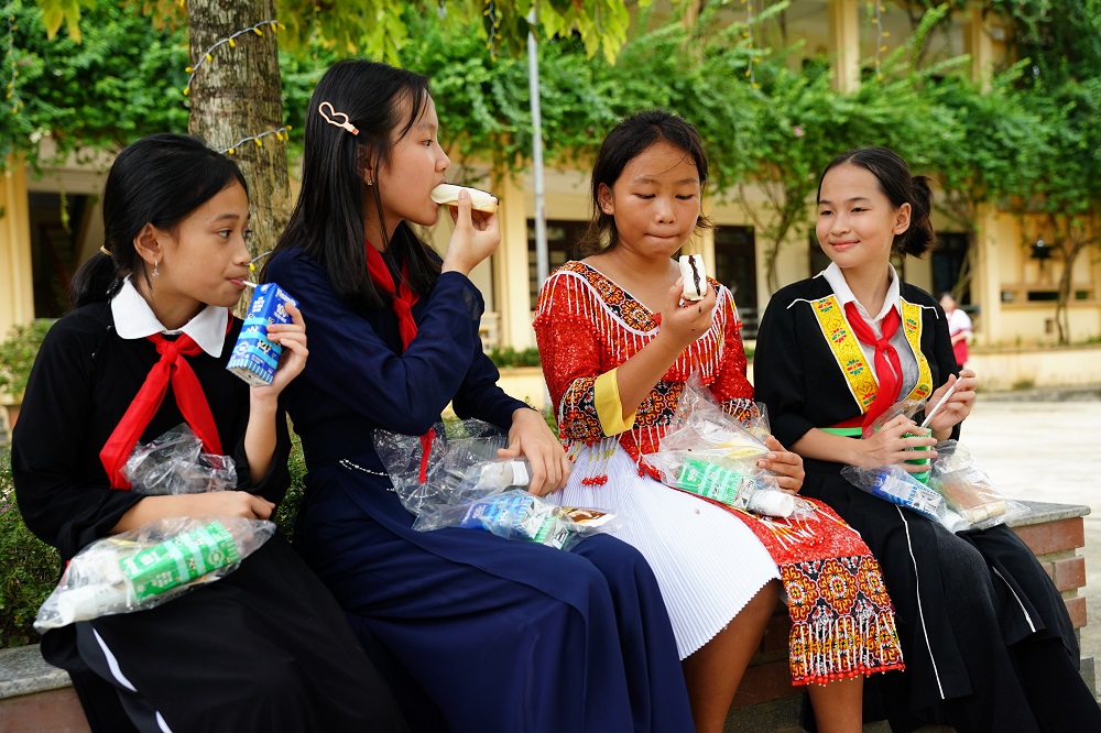 Thưởng thức bánh mì với sữa đặc Ông Thọ vị sô cô la ngay tại sân trường - Ảnh: Vinamilk