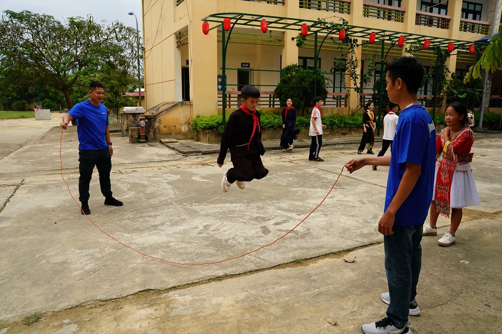 Không chỉ mang đến sữa, đoàn nhân viên Vinamilk còn vui chơi cùng các em nhằm tạo niềm vui, động viên các em về lại cuộc sống thường ngày sau những ngày bão lũ - Ảnh: Vinamilk