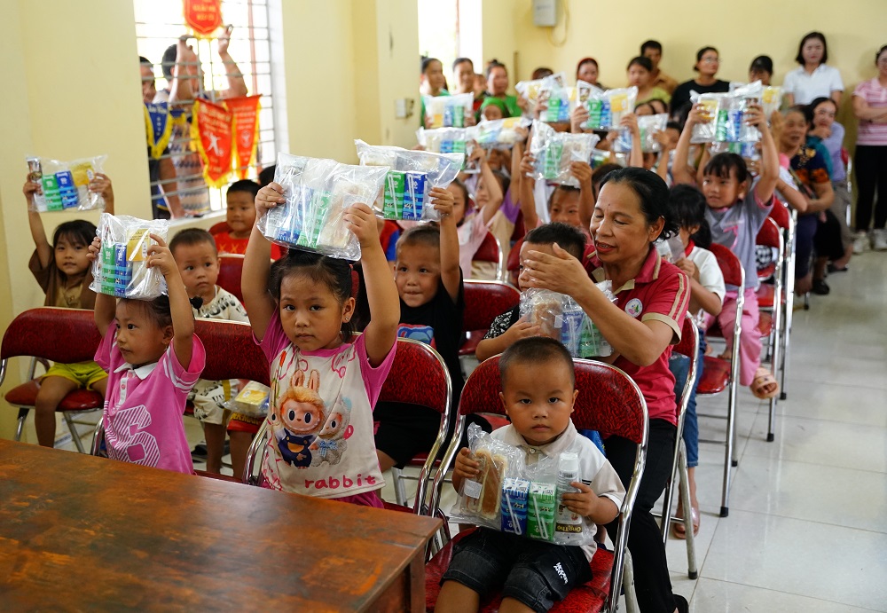 Trẻ nhỏ tại xóm Trung Sơn, xã Quang Sơn, huyện Đồng Hỷ có một Trung thu vui tươi hơn với các phần quà của Vinamilk - Ảnh: Vinamilk