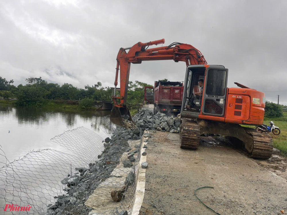 tổng chiều dài gần 50m nhằm ngăn chặn tình trạng xói lở có thể xảy ra khi nước lũ về.