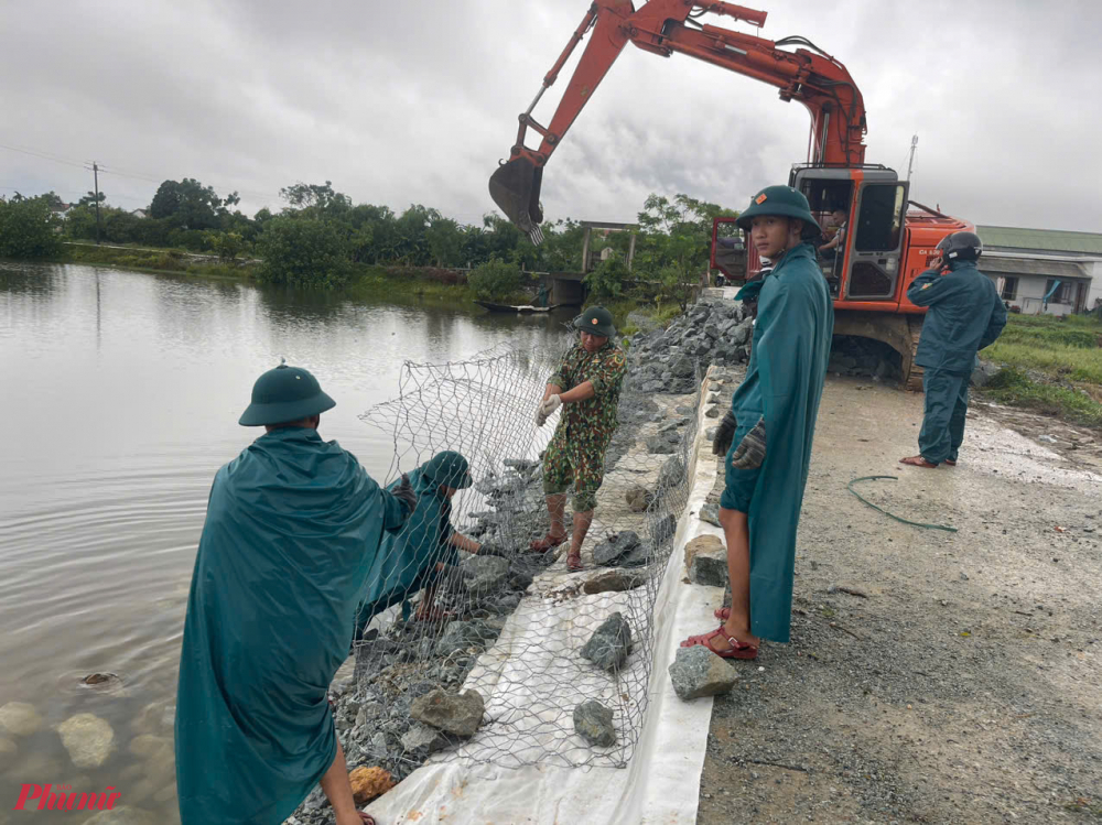 Đồng thời, về các xã ven biển Quảng Công, Quảng ngạn phối hợp với người dân hướng dẫn tổ chức neo đậu tàu thuyền và giúp dân khi thời tiết xấu xảy ra.