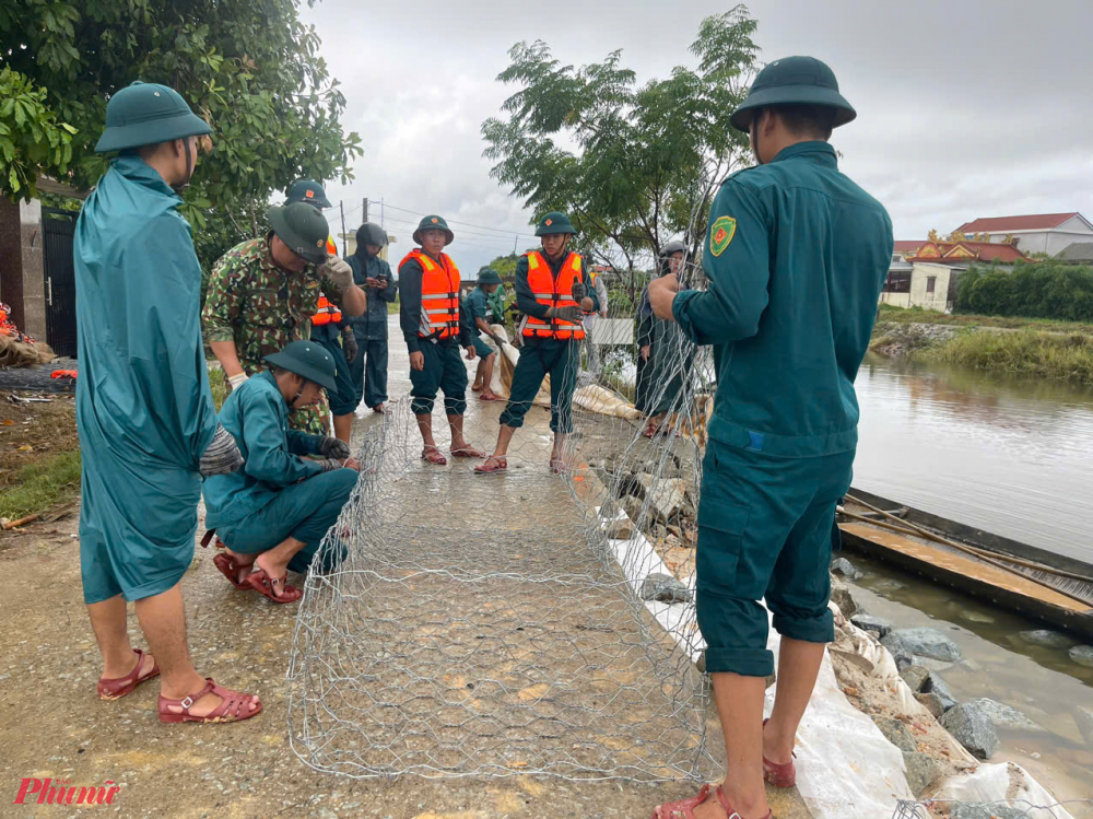 Để chru động phóng chống bão số 4 đổ bộ vào các xã ven phá Tam Giang, Ban CHQS huyện Quảng Điền cử các tổ cán bộ, chiến sĩ cơ động về địa phương phối hợp với lực lượng tại chỗ tổ chức kiểm tra các tuyến đê trên địa bàn xã Quảng Vinh, Quảng Phú… để có phương án hỗ trợ. 