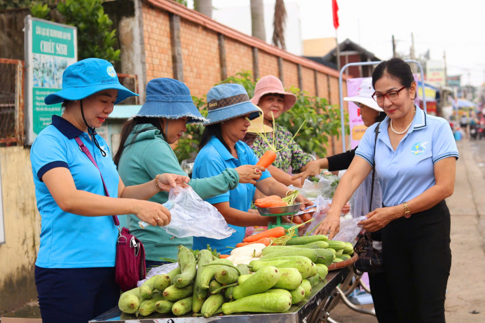 Phiên chợ đầy ắp nghĩa tình của phụ nữ phường An Phú Đông. 