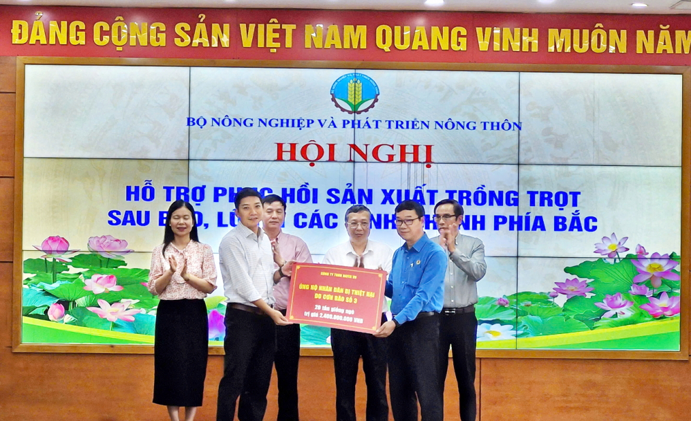 Nhiều doanh nghiệp hỗ trợ giống, vật tư nông nghiệp và cam kết không tăng giá tại hội nghị Hỗ trợ phục hồi sản xuất trồng trọt sau bão, lũ do Bộ Nông nghiệp và Phát triển nông thôn tổ chức ngày 18/9 - ẢNH: MINH QUANG