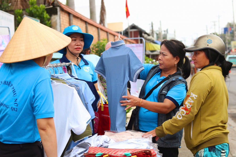 Các dì, các chị đến ủng hộ phiên chợ vào sáng 19/9. 