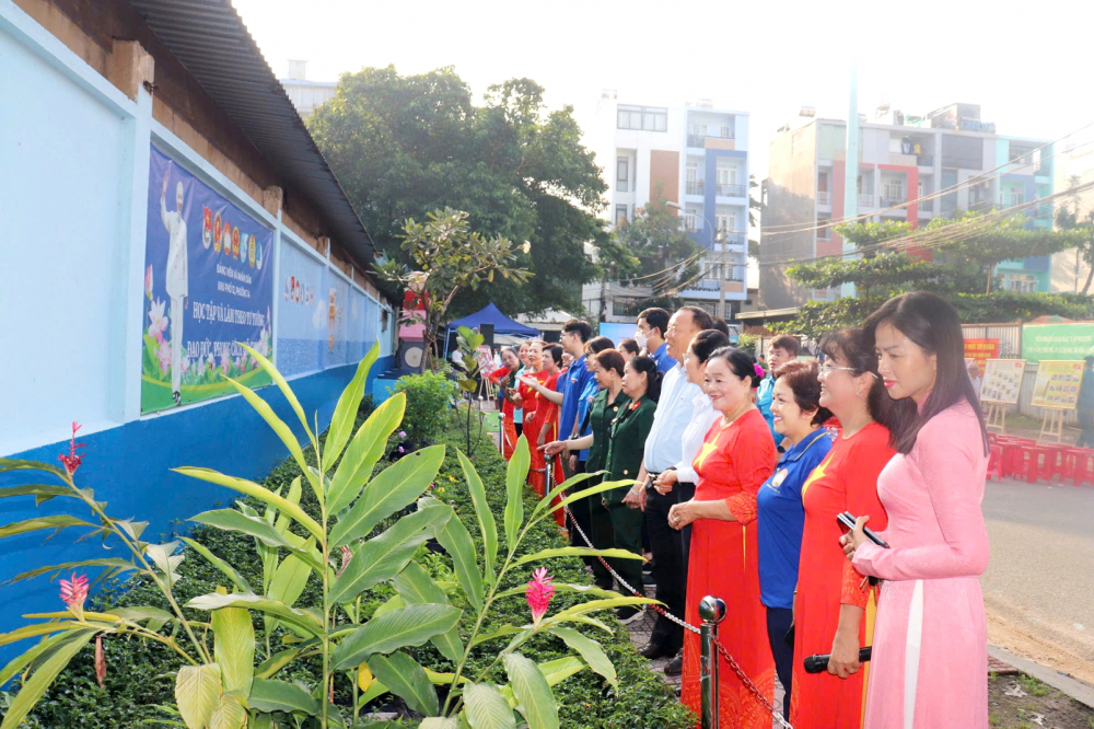 Các đại biểu cùng người dân địa phương tham quan “Vườn Trường Sa” trong ngày khánh thành - ẢNH: T.T.