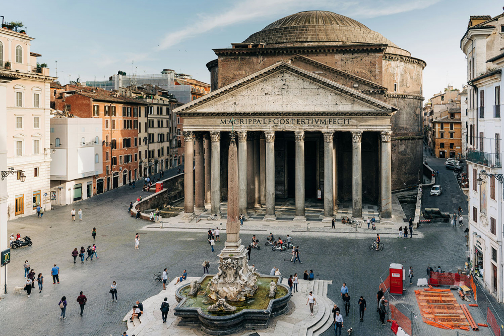 Đến đền Pantheon, bạn sẽ có cơ hội khám phá những dấu tích của một trong những nền văn minh tiên tiến và có tầm ảnh hưởng lớn nhất lịch sử nhân loại. Phía ngoài đền được bao quanh bởi ba hàng cột Corinthian bằng đá, tạo nên vẻ đồ sộ và uy nghi. Tiến vào bên trong, bạn sẽ không khỏi choáng ngợp trước mái vòm khổng lồ, từng giữ kỷ lục là mái vòm lớn nhất thế giới suốt 13 thế kỷ. Giữa mái vòm là một lăng kính hình con mắt độc đáo gọi là oculus, có tác dụng lấy sáng và không khí cho không gian bên trong.