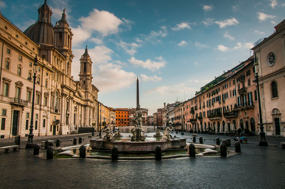 Quảng trường Navona nằm giữa hai tuyến đường Corso del Rinascimento và Via di Santa Maria dell’Anima, là một trong những quảng trường đẹp và nhộn nhịp nhất thủ đô nước Ý. Nơi đây cũng là một ví dụ tiêu biểu cho phong cách nghệ thuật và kiến trúc Baroque dưới thời Giáo hoàng Innocent X. Tại quảng trường Navona, du khách vừa có thể tận hưởng bầu không khí sôi nổi của thành phố, vừa được ngắm nhìn đài phun nước Bốn dòng sông, với 4 bức tượng các vị thần đại diện cho 4 con sông lớn trên thế giới theo quan niệm của người châu Âu vào thế kỷ 17. 