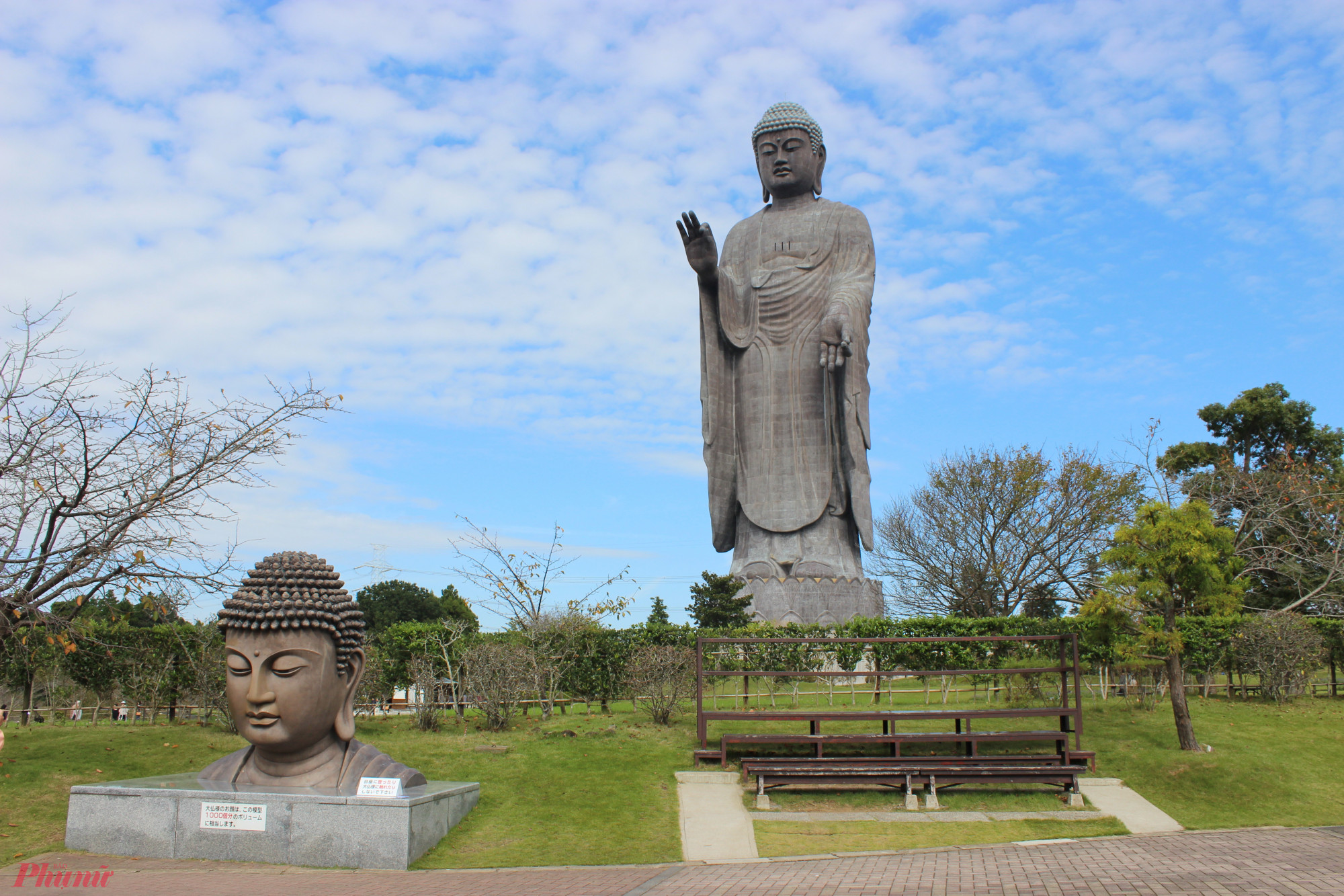 Tức tượng cao nhất thế giới mang tên “Bức Tượng Phật Ushiku Daibutsu” thuộc thành phố Ushikutỉnh Ibaraki, Nhật Bản. Tượng được hoàn thành vào năm 1993, để kỷ niệm 1.200 năm Phật giáo có mặt tại Nhật Bản. 