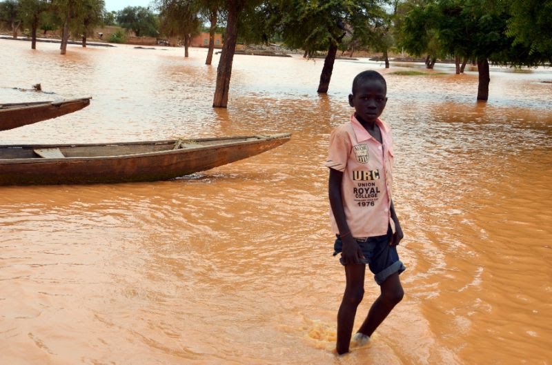 Lũ lụt nghiêm trọng buộc Niger phải lùi lịch bắt đầu năm học mới - Ảnh: AFP