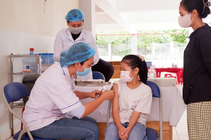 Học sinh được tiêm vắc xin sởi-rubella  trong chiến dịch tiêm vắc xin sởi tại trường học, ảnh SYT