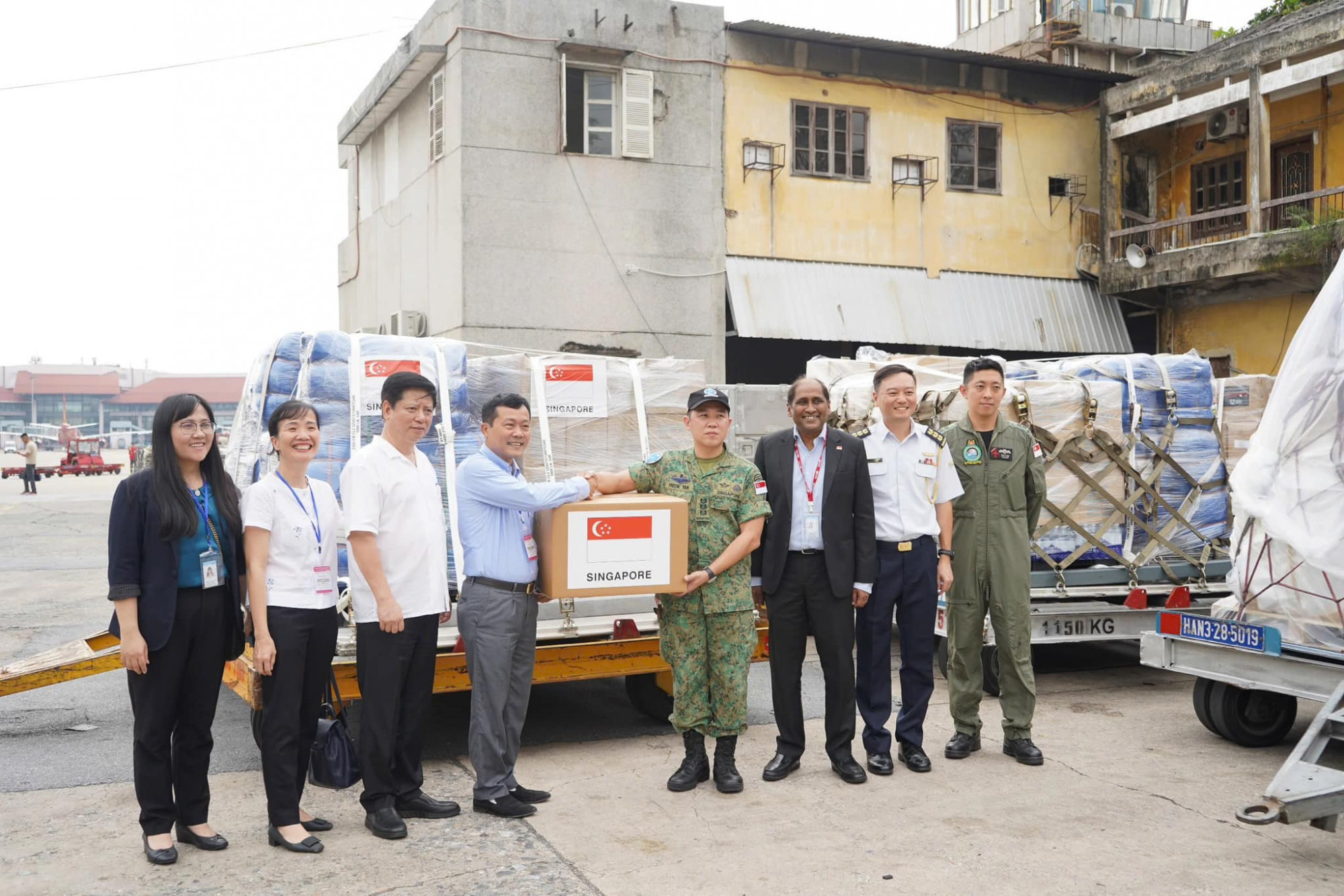 Chiều 19/9, tại sân bay Nội Bài, Bộ Nông nghiệp và Phát triển nông thôn tiếp nhận hàng viện trợ khẩn cấp của Chính phủ Singapore. Ảnh: PCTT