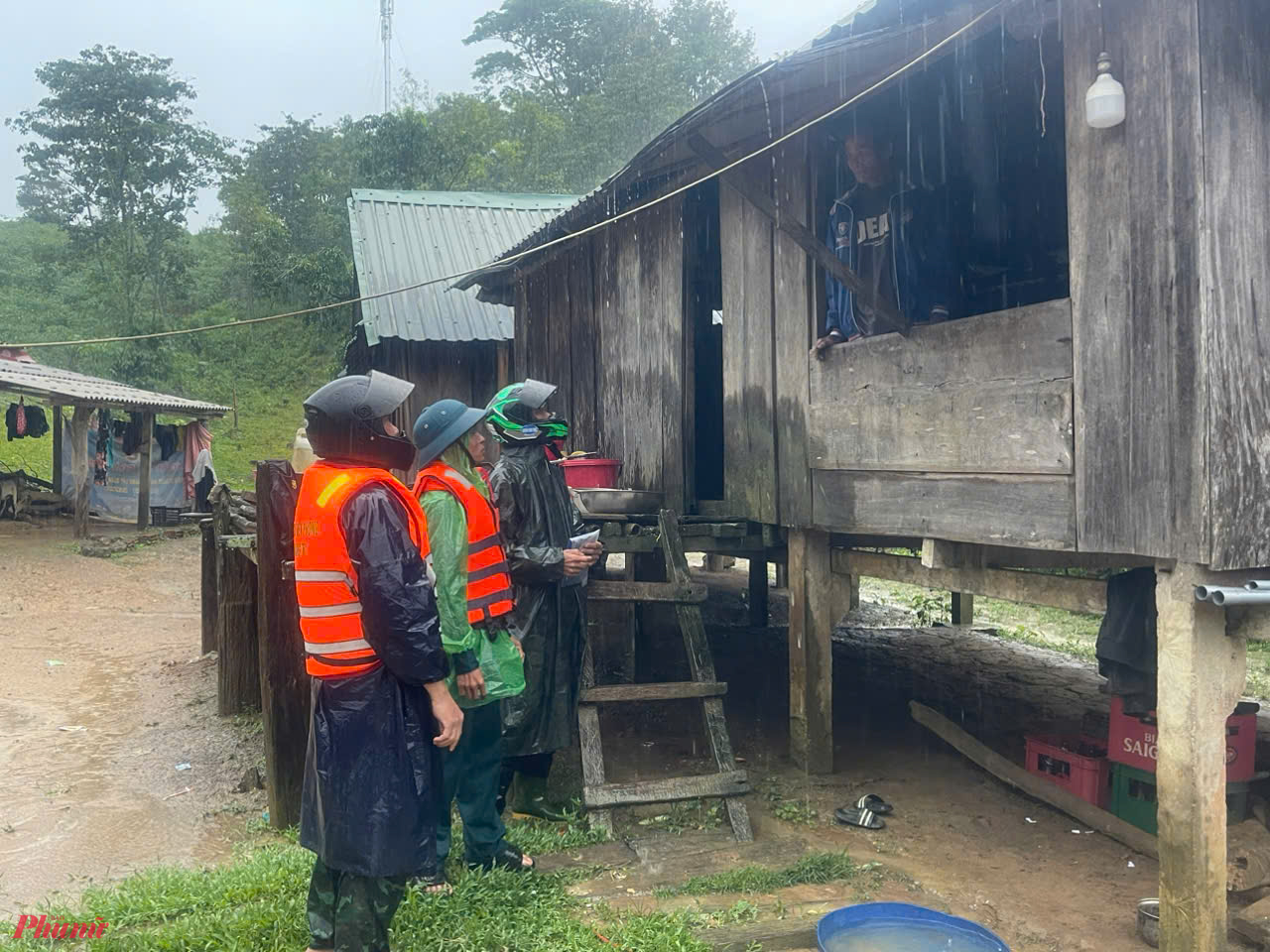 Đồn Biên phòng Hướng Lập huyện Hướng Hóa (Quảng Trị) vận động người dân đến điểm sơ tán tránh bão số 4