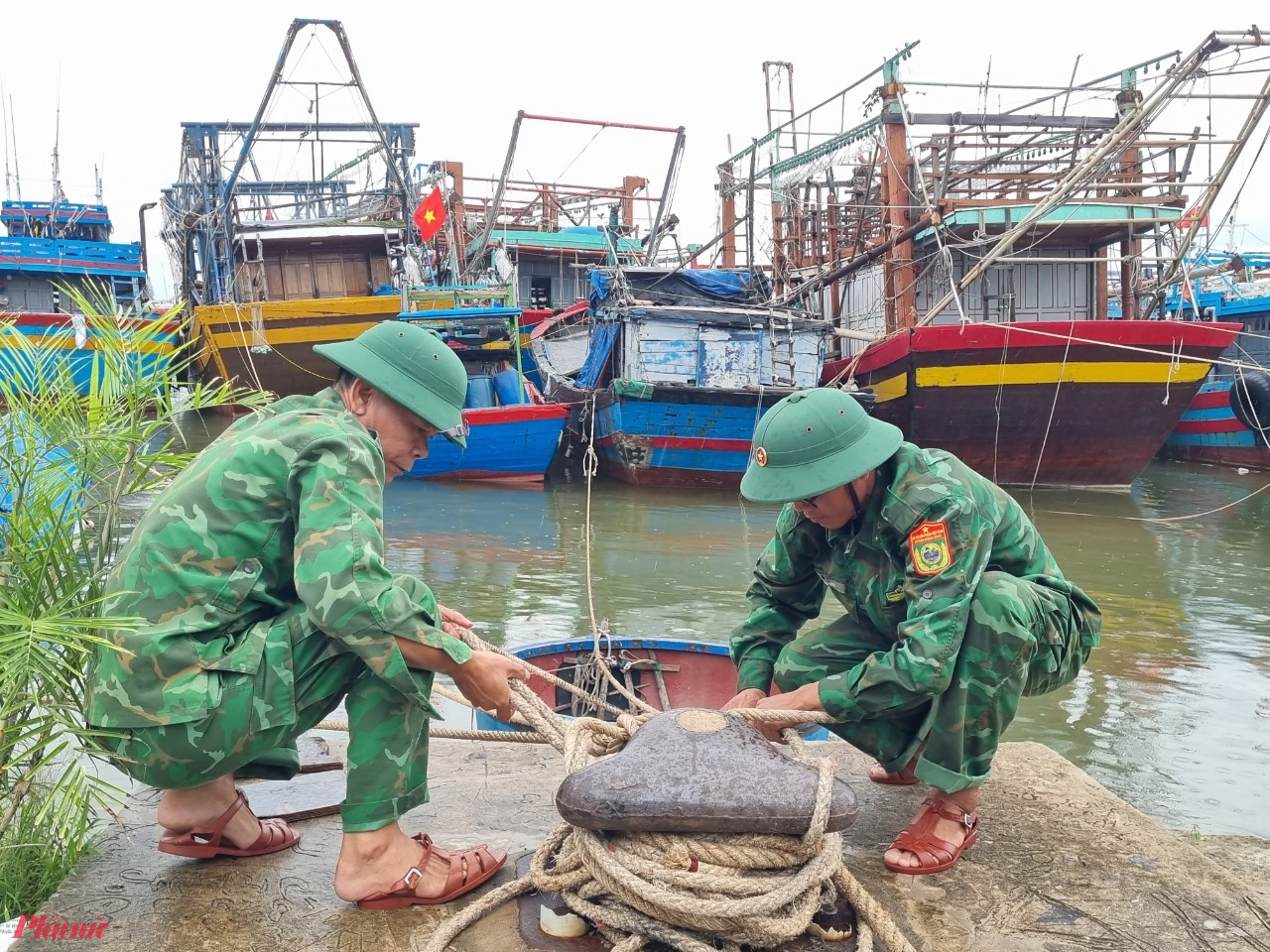 Bộ đội Biên phòng Quảng Bình giúp ngư dân buộc chặt các giây néo giứ tàu thuyền an toàn trước lúc bảo đổ bộ 