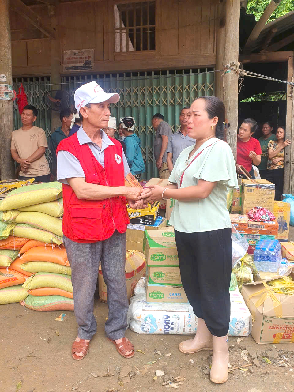 Đoàn cứu trợ của Hội Chữ thập đỏ huyện Tuy An hỏi thăm, chia sẻ khó khăn bà con vùng lũ xã Cốc Lầu, huyện Bắc Hà (Lào Cai). 