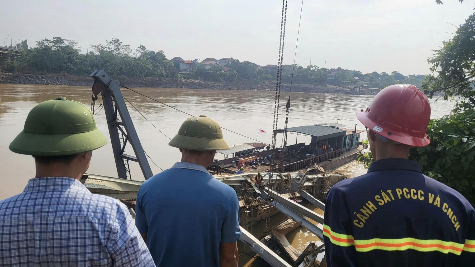 Lực lượng tìm kiếm cứu nạn và nhiều phương tiện được huy động để tiếp tục tìm kiếm các nạn nhân mất tích - Ảnh: C.M