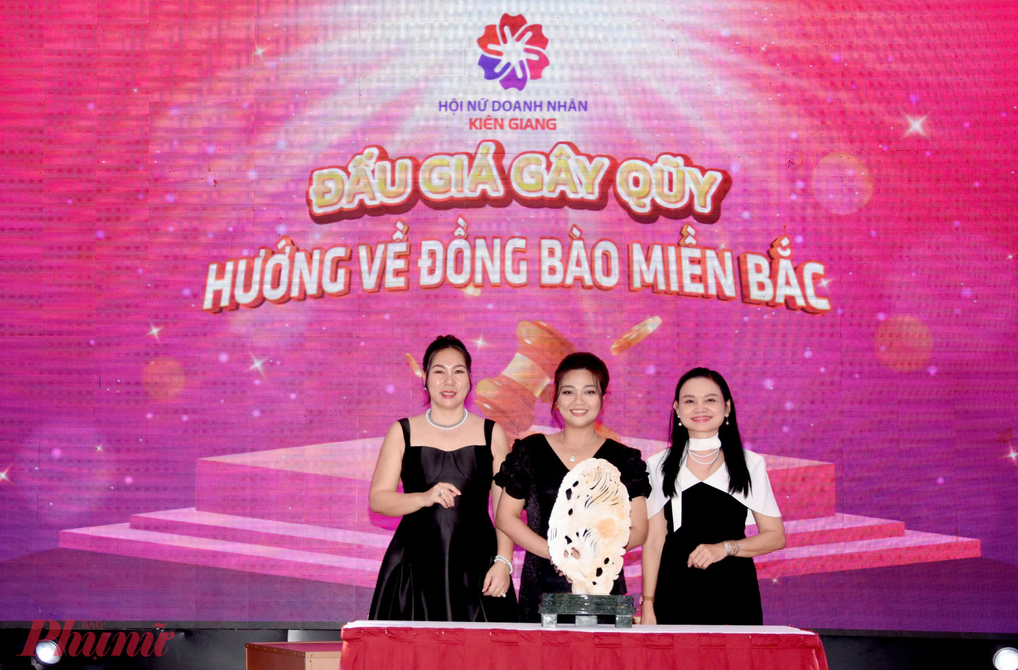 Sản phẩm đấu giá gây quỹ ủng hộ đồng bào miền Bắc bị ảnh hưởng do bão số 3 - Ảnh Phú Hữu