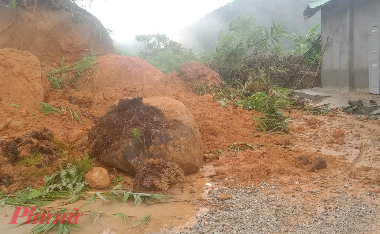 Đất đá tràn xuống nhà dân