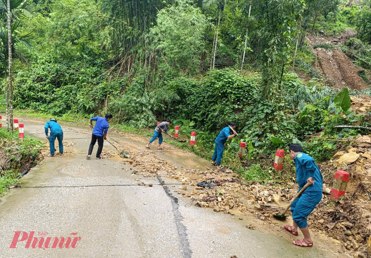 Dân quân và đoàn viên thanh niên tham gia dọn dẹp sạt lở trên các tuyến đường giao thông