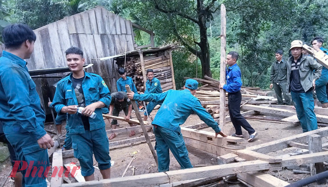 Lực lượng tại chỗ được huy động để tháo dỡ, di dời nhà dân đến nơi an toàn.