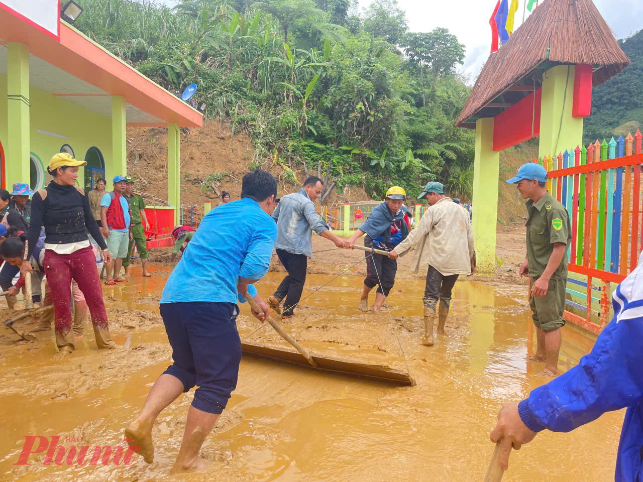 Giáo viên, người dân tham gia dọn dẹp bùn đất tràn vào các điểm trường