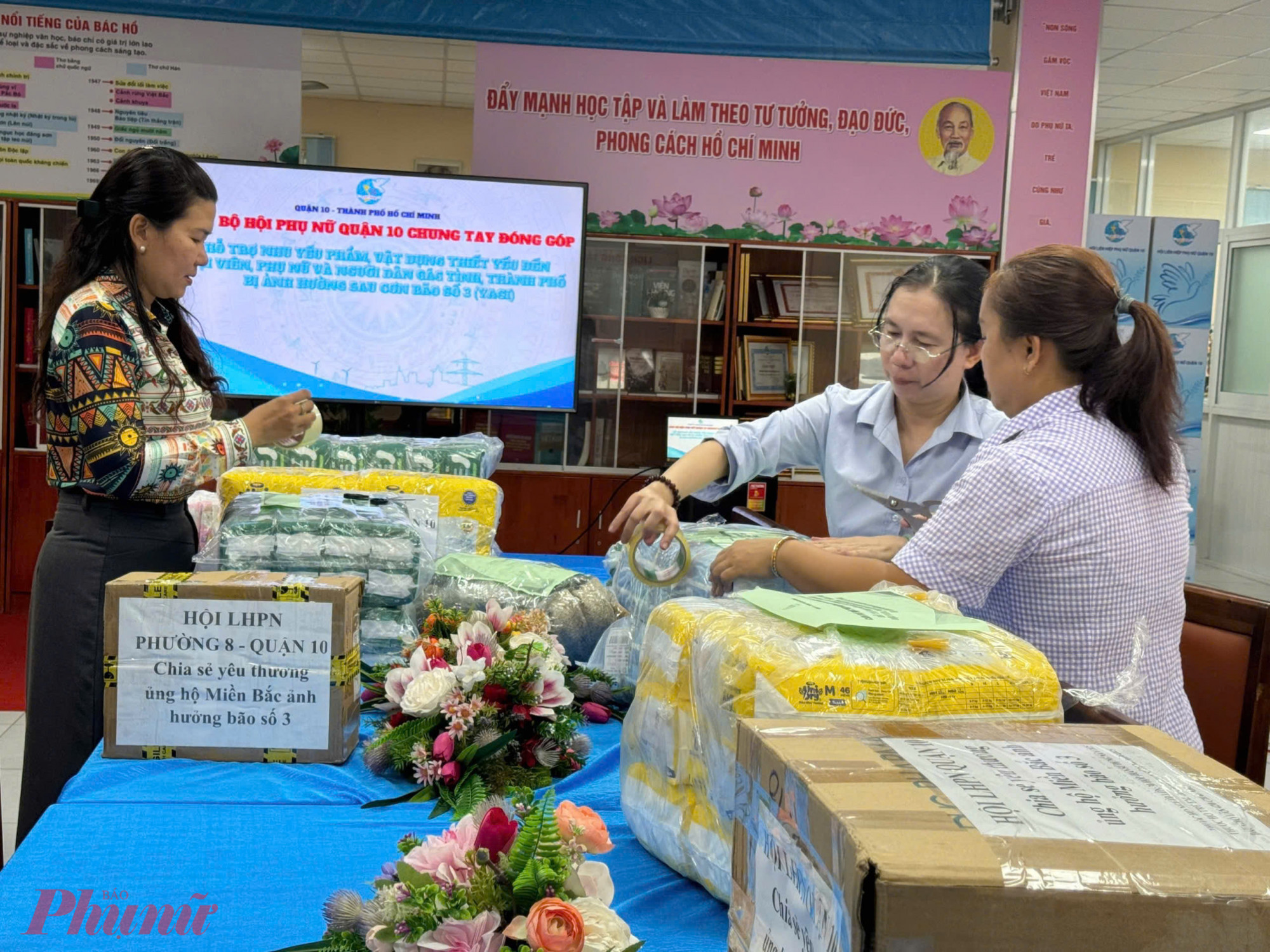 Hội LHPN quận 10  chuẩn bị dầu gió, quần áo trẻ sơ sinh, thuốc,..gửi đến người dân vùng lũ.