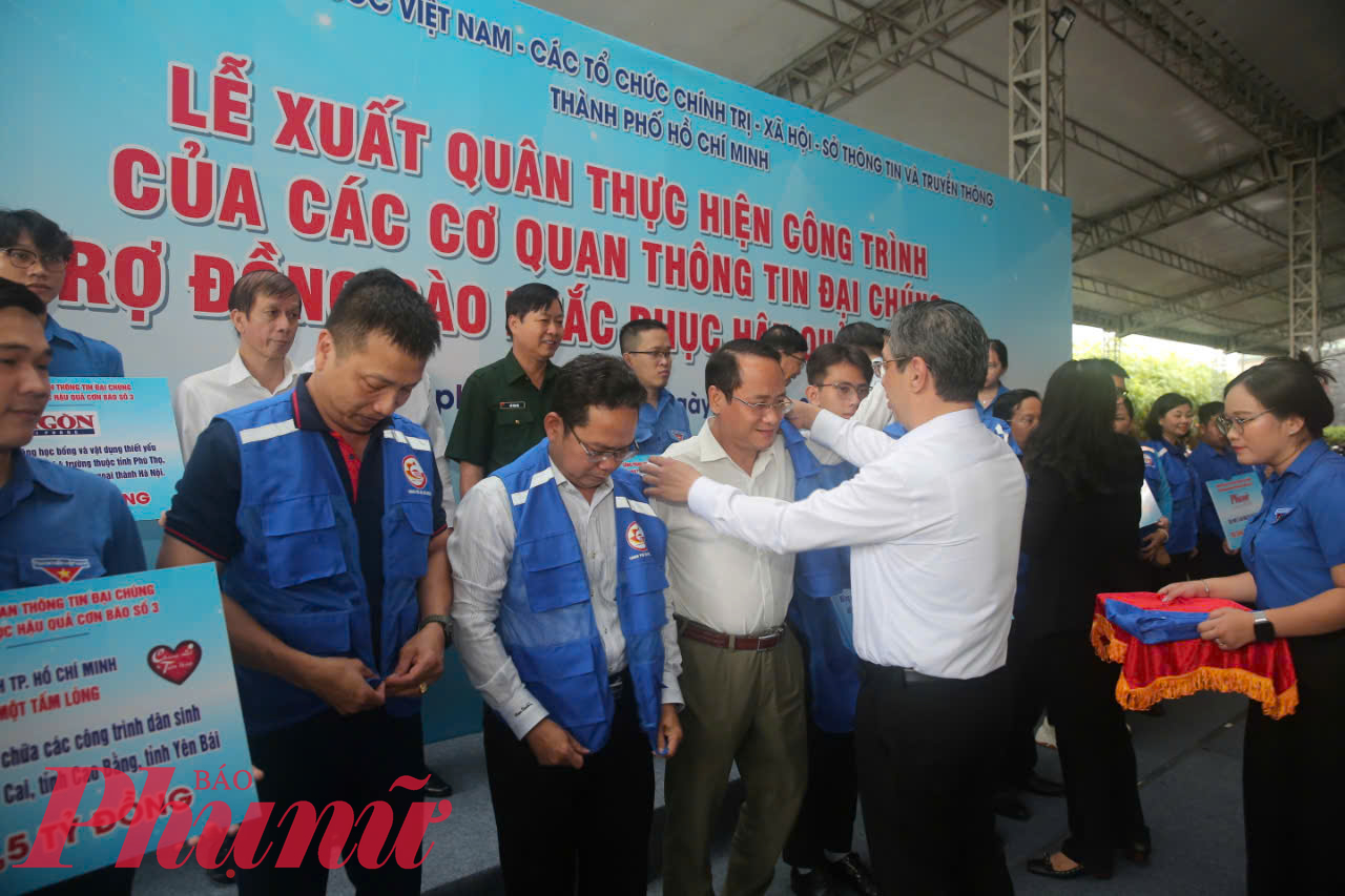 Ủy ban Mặt trận Tổ quốc Việt Nam Thành phố có chuẩn bị những chiếc áo của chương trình, thay cho lời động viên và lời chúc tốt đẹp nhất đến các đồng chí, tin tưởng các đồng chí sẽ cố gắng hoàn thành thật tốt nhiệm vụ. 