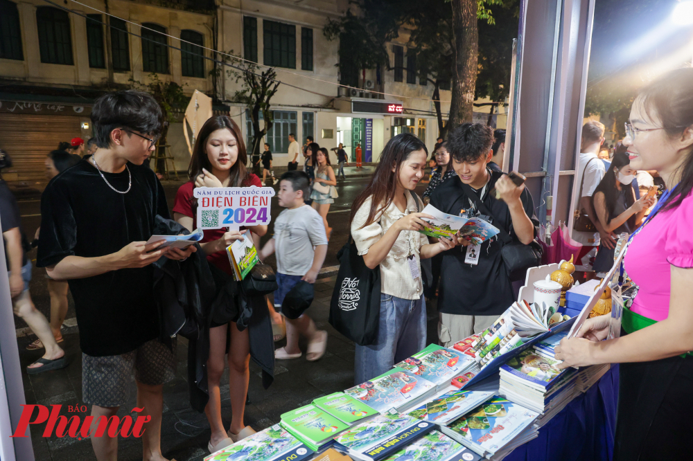 Festival Thu Hà Nội diễn ra từ ngày 19/9 đến ngày 22/9/2024, thành phố Hà Nội tổ chức Lễ hội Trình diễn kỹ năng tạo tác của các nghệ nhân, thợ giỏi và triển lãm giới thiệu sản phẩm làng nghề tiêu biểu Hà Nội như: Gỗ mỹ nghệ Thiết Úng, gốm Bát Tràng, sơn mài Hạ Thái, lụa Vạn Phúc, đúc đồng Ngũ Xã, mỹ nghệ Sơn Đồng, mây tre Phú Vinh, thêu Thường Tín, nón làng Chuông, kim hoàn Châu Khê, quạt Chàng Sơn…