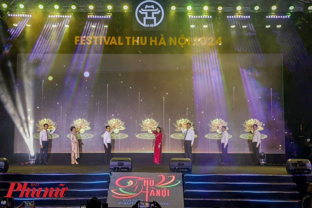 Các đại biểu Trung ương và TP Hà Nội thực hiện nghi thức nhấn nút khai mạc Festival Thu Hà Nội 2024.