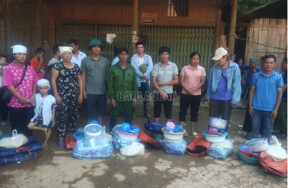 Các tổ chức, cá nhân thăm, tặng quà các gia đình thôn Kho Vàng bị thiệt hại nhà và người.