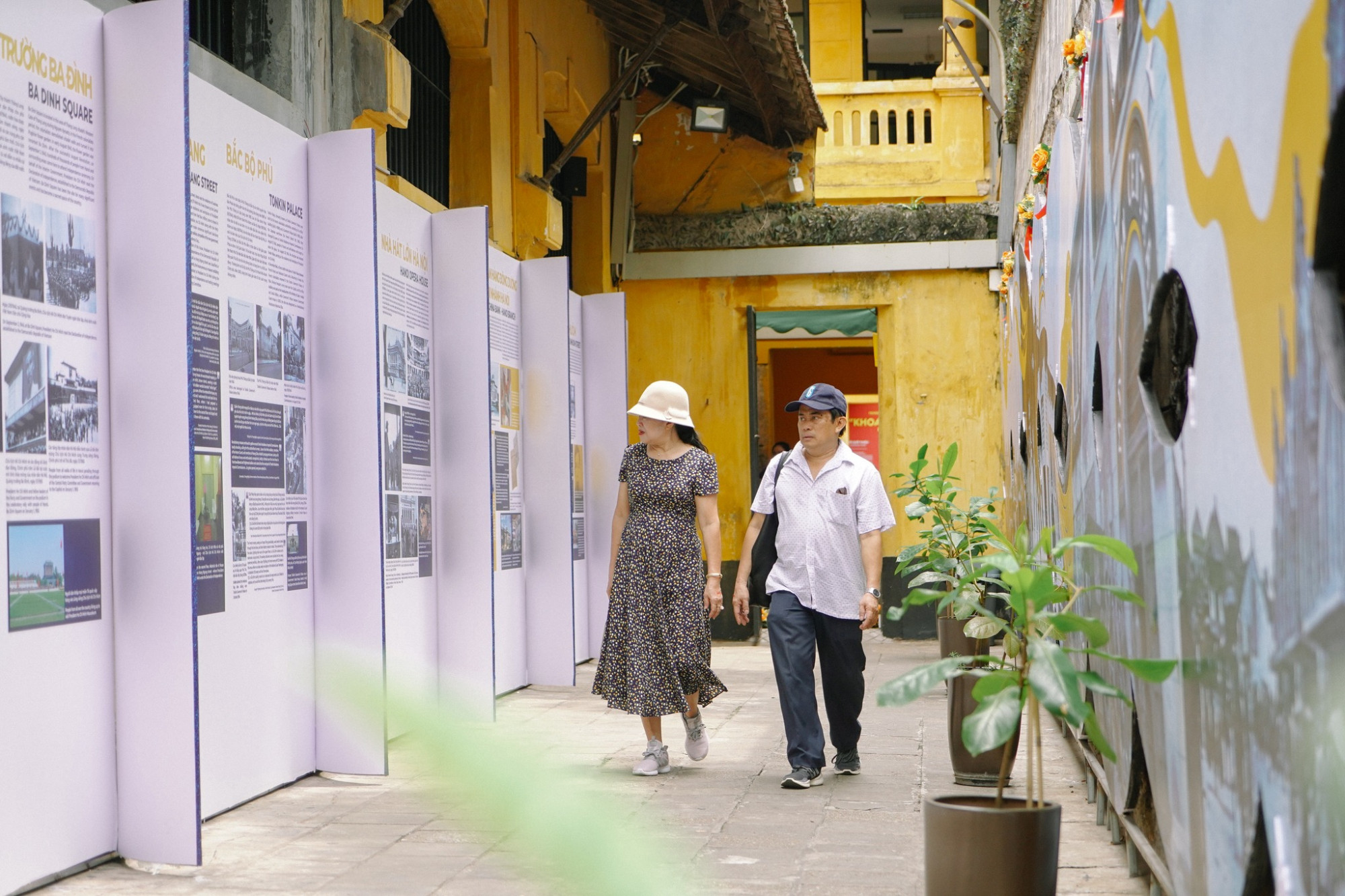 . Nhà tù Hỏa Lò Nhà tù Hỏa Lò là một trong những di tích nhà tù ở Việt Nam vô cùng nổi tiếng, còn được biết đến với tên gọi nhà pha Hỏa Lò. Đây là nơi từng giam giữ các phi công Mỹ trong chiến tranh Việt Nam và những người con cách mạng của dân tộc Việt trong giai đoạn chiến tranh Đông Dương. Ngày nay, nhà tù này trở thành điểm nổi tiếng ở Hà Nội.     Nhà tù Hỏa Lò là di tích nhà tù ở Việt Nam nằm tại Hà Nội Nhà tù Hỏa Lò là điểm đến có ý nghĩa lịch sử ở Hà Nội. Ảnh: @linxuwn_  Năm 1896, thực dân Pháp xây dựng nhà tù Hỏa Lò, chia thành 4 khu vực A, B, C, D. Mỗi khu vực dành cho những đối tượng tù nhân khác nhau. Trong đó, khu A và B dành cho phạm nhân quan trọng, tù nhân phạm kỷ luật hay phạm nhân đang được cứu xét. Khu C dành cho phạm nhân người ngoại quốc, khu D giam giữ phạm nhân bị án tử hình. 