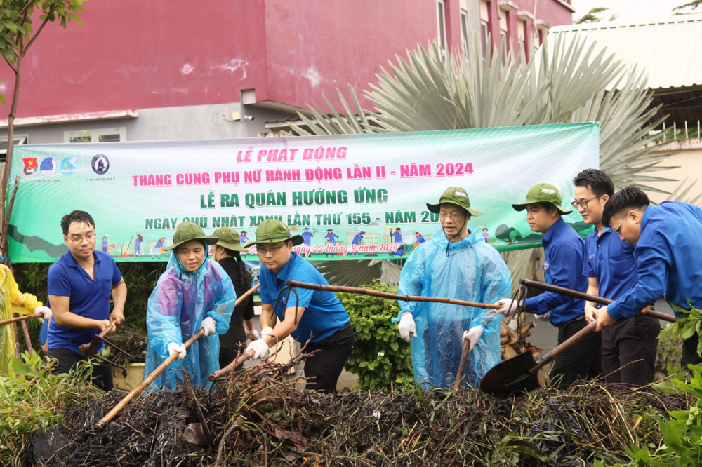 Các đại biểu chung tay nạo vét khơi thông dòng chảy và cải tạo cảnh quan  rạch Nhà Nuôi sau lễ phát động