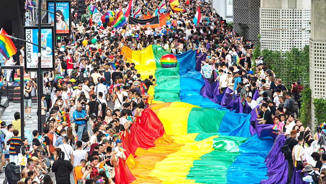 Nhiều người thuộc cộng đồng LGBT+ diễu hành tại Bangkok Pride Parade ở Thái Lan  vào ngày 1/6/2024 - ẢNH: PEERAPON BOONYAKIAT (Getty Images)