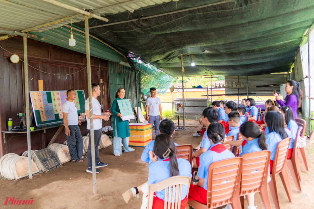 Được đắm chìm trong những di tích cổ kính, hiểu thêm những công trình kiến trúc và những giá trị văn hóa lịch sử theo kiểu “mắt thấy tai nghe” đã giúp các em không chỉ hiểu thêm về di sản được thế giới công nhận mà còn thêm yêu hơn vùng đất quê hương.