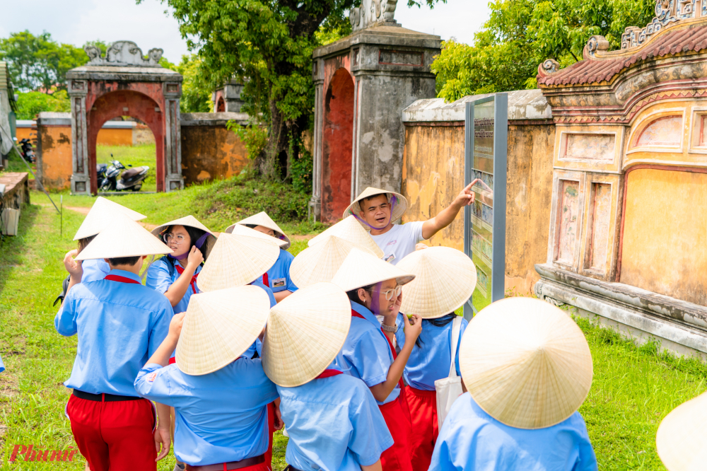 Giúp người tham gia tránh xa các thiết bị điện tử. Tăng cường trí nhớ, sự hiểu biết và sáng tạo. Cùng nhau học tập và vui chơi trong một bầu không khí độc đáo tại khu vực Điện Phụng Tiên.