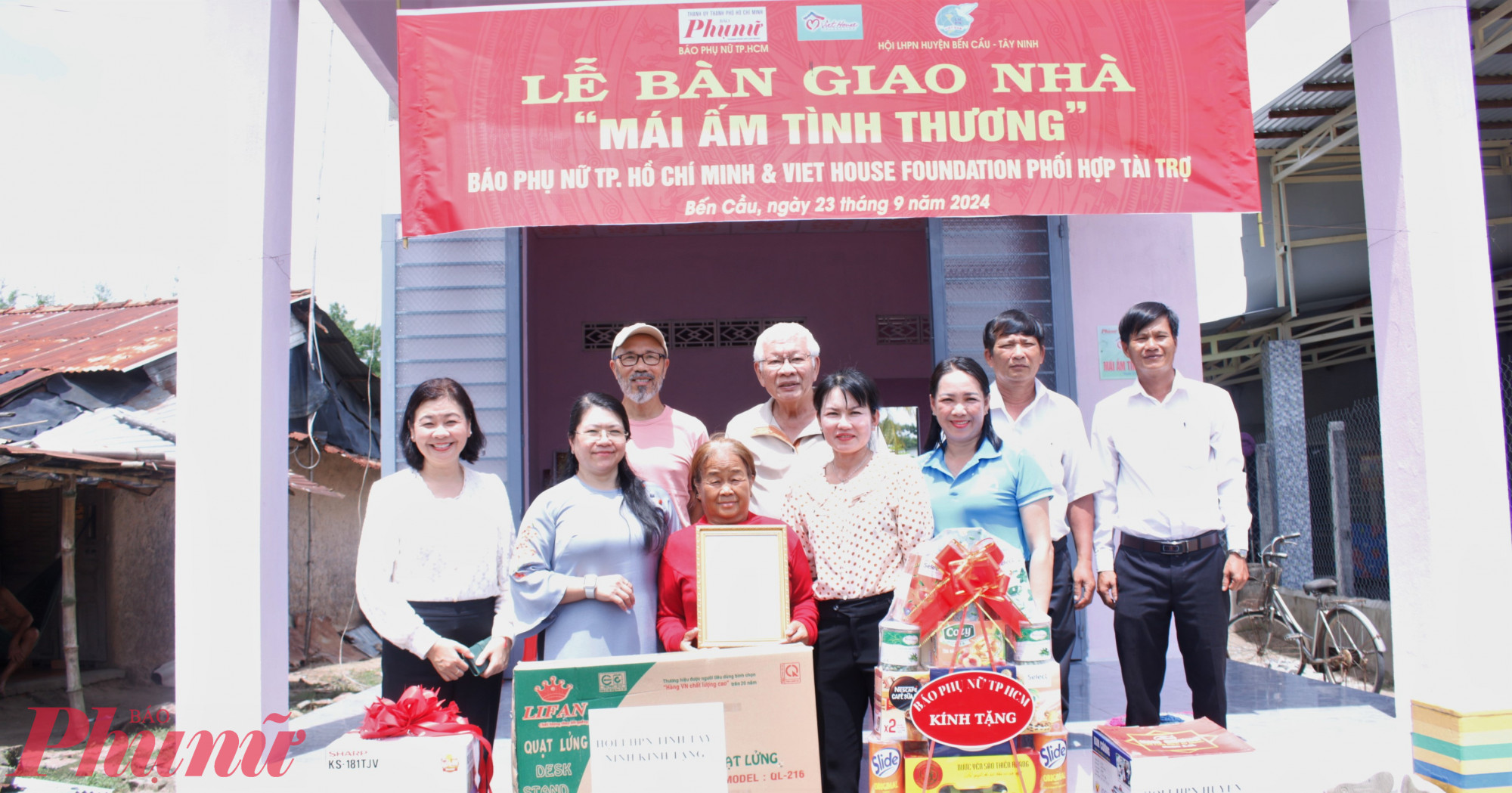 Lãnh đạo Báo Phụ nữ TPHCM, nhà tài trợ và cán bộ địa phương gửi đến bà Tờ nhiều phần quà mừng nhà mới