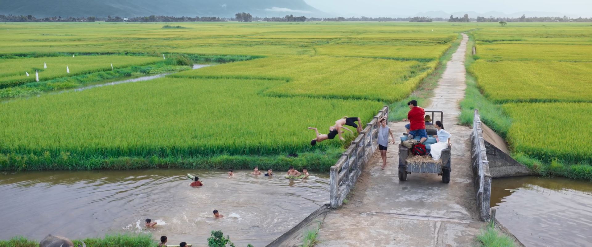 Những thước phim vê vúng quê thanh bình trong phim Kính vạn hoa vừa được hé lộ 