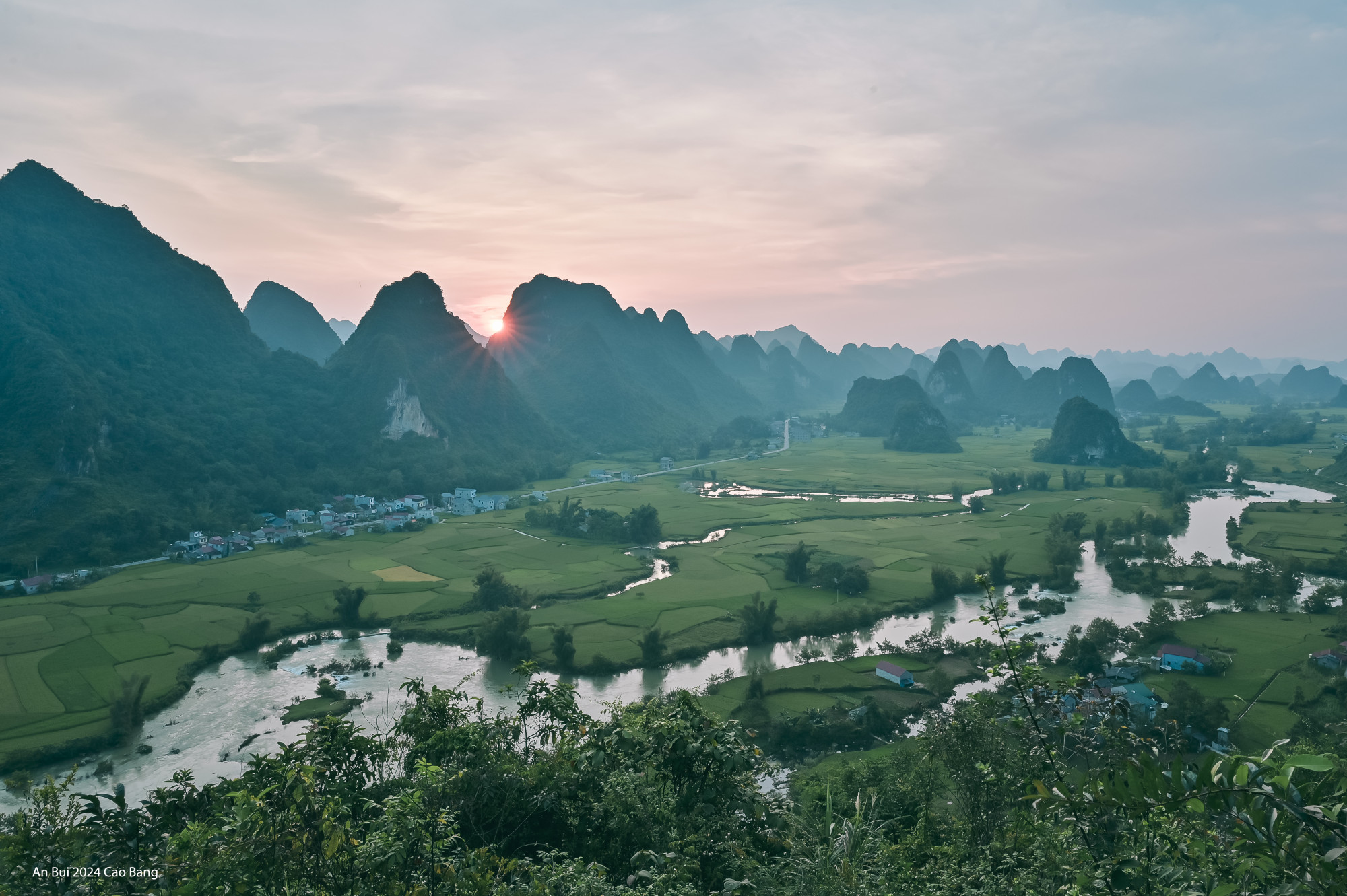 Cao Bằng cách Hà Nội khoảng 280 km. Từ Hà Nội đến TP Cao Bằng, có các nhà xe như Thanh Ly, Khánh Hoàn, 42... tại các bến xe Mỹ Đình, Giáp Bát, Gia Lâm. Vé một người khoảng 200.000 - 300.000 đồng. Thời gian di chuyển khoảng 6-7 tiếng.  Đến thành phố, bạn có thể tìm các điểm thuê xe máy. Giá khoảng 200.000 đồng một ngày, chưa bao gồm xăng xe. Lưu ý đổ xăng đầy bình vì trên đường không có nhiều trạm xăng.  Nếu đi ôtô riêng, bạn có thể di chuyển theo hướng cao tốc Hà Nội - Lạng Sơn, theo QL4 đến Cao Bằng. Một hướng khác là cao tốc Hà Nội - Thái Nguyên. Đến Thái Nguyên, tiếp tục đi cao tốc Thái Nguyên - Chợ Mới rồi đến Bắc Kạn, đi tiếp QL3 qua Phủ Thông - Ngân Sơn - Cao Bằng.  Từ Bắc Kạn lên Cao Bằng đường nhỏ nhưng phẳng, xe sedan chạy tốt. Những đoạn cua hơi nhiều, nhất là sau khi qua Ngân Sơn. Đường qua Bắc Kạn quanh co hơn qua Lạng Sơn.