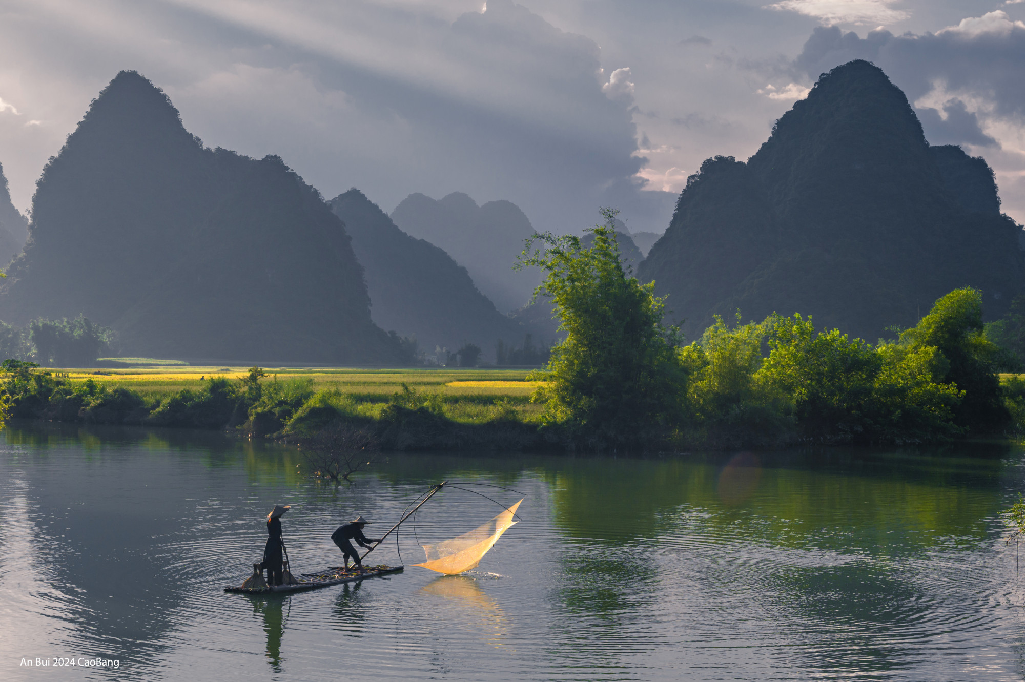 Lưu trú Đi thác Bản Giốc khách có thể nghỉ ở huyện Trùng Khánh hoặc vào thành phố Cao Bằng cách đó khoảng 80 km để có nhiều lựa chọn hơn. Gần thác Bản Giốc có Yến Nhi homestay, Khuổi Ky Homestay, Lan's Homestay Ban Gioc... giá khoảng 200.000 đồng một đêm.   Phòng tại resort 4 sao giá từ 750.000 đồng một đêm. Một số địa chỉ tại trung tâm thành phố là Primrosé Homestay Cao Bang, Son Tung Hotel, Jodevi Homestay Cao Bằng, Jeanne Hotel... giá trung bình 300.000 đồng một đêm.  Nếu có túi tiền rủng rỉnh, gợi ý cho bạn là Sài Gòn - Bản Giốc, resort 4 sao duy nhất ở Cao Bằng. Khu nghỉ nằm ngay gần thác Bản Giốc, thuộc xã Đàm Thủy, huyện Trùng Khánh.\