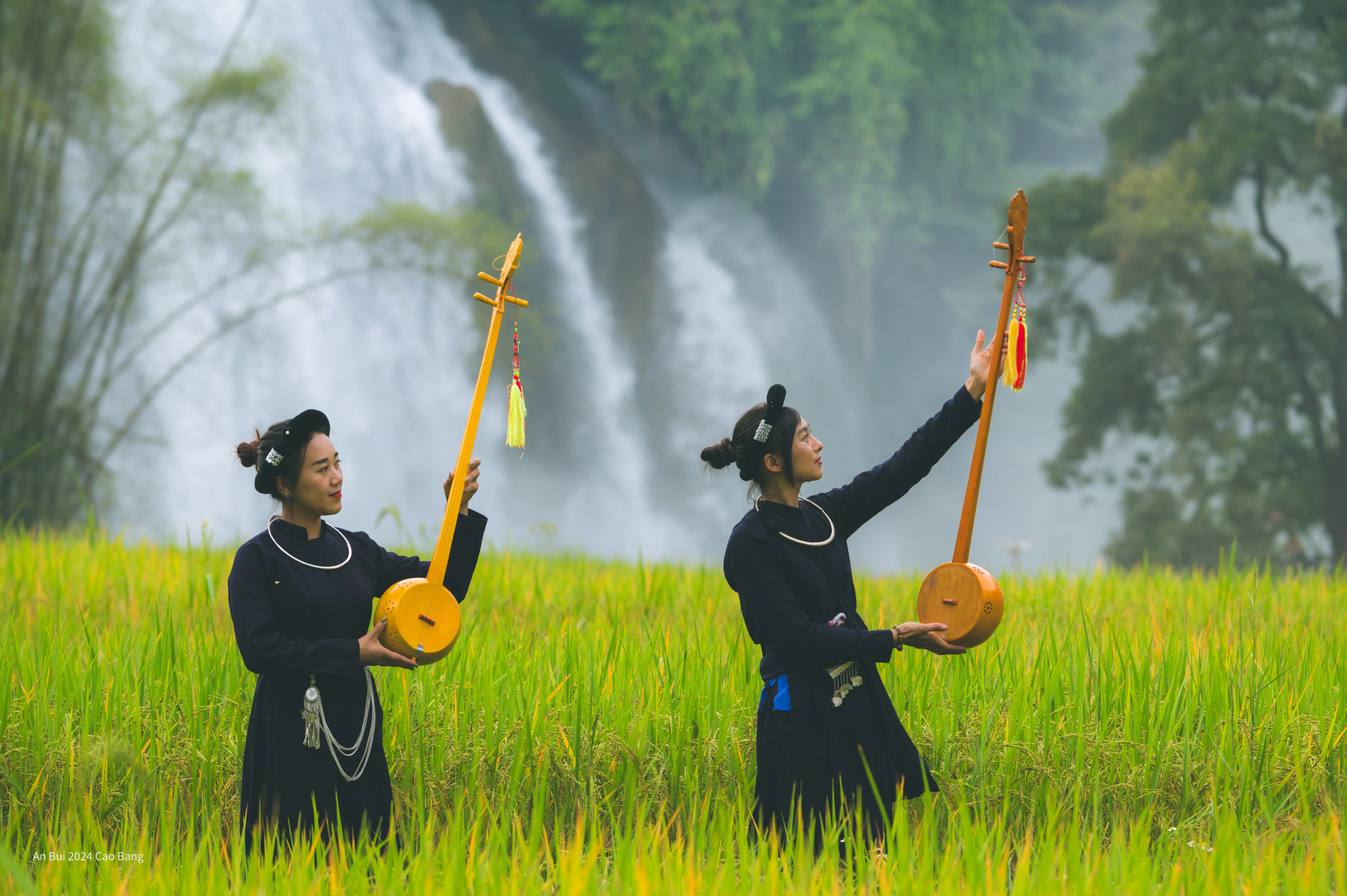 Đàn tính có kiểu dáng đơn giản nhưng âm thanh mà nó tạo ra lại đầy mê hoặc. Âm thanh của đàn tính vang lên giữa không gian khổng lồ, trong trẻo và thanh thoát như tiếng sóng lướt, như lời thì thầm của gió qua những bông lúa chín. Những giai điệu nhẹ nhàng nhẹ nhàng, thư giãn, khi thì du dương, sâu lắng, khi thì thư giãn, tươi vui, mẹo vặt về những câu chuyện tình yêu, về cuộc sống lao động, và về xin biết ơn đối với thiên nhiên. Âm thanh ấy kết nối con người với đất trời, mang đến cảm giác an yên và niềm tự hào về văn hóa dân tộc