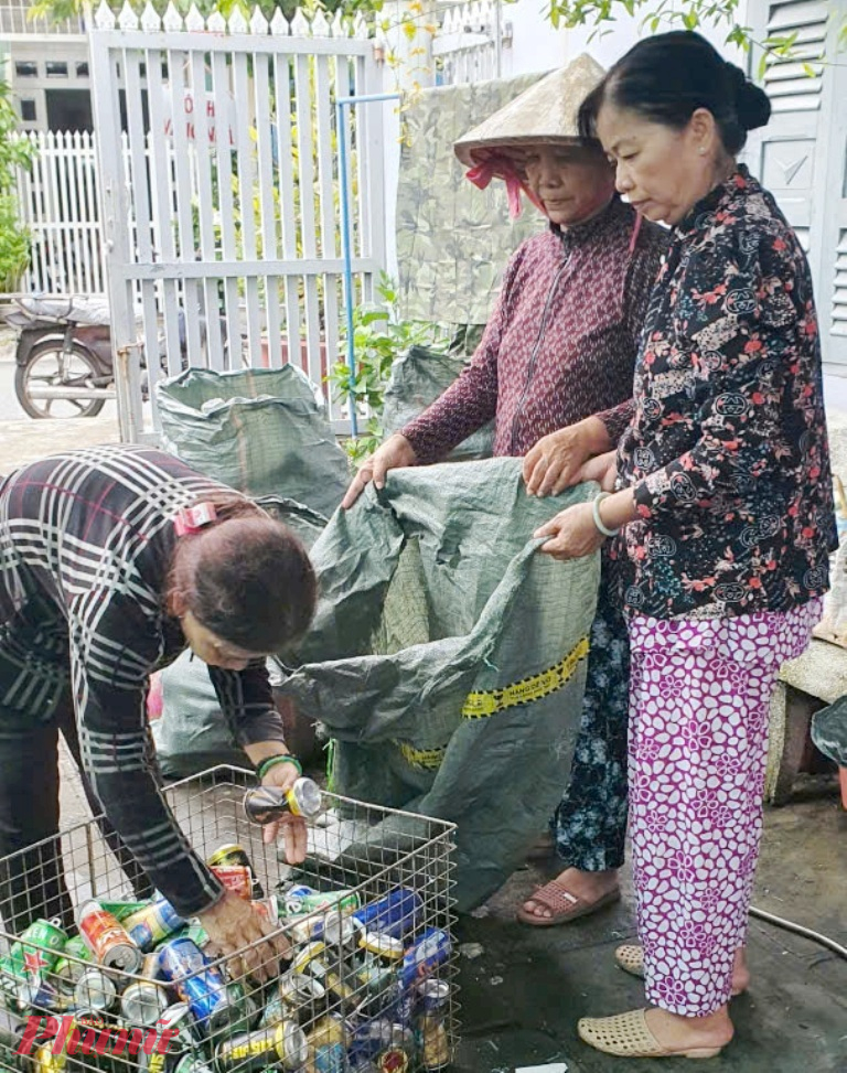 Chi Hội Phụ nữ khu phố 4 (phường 3, TP Tân An) vận động hội viên đóng góp rác thải tái chế được bán gây quỹ tháng 9 là 450.000 đồng - Ảnh: Đ.C.